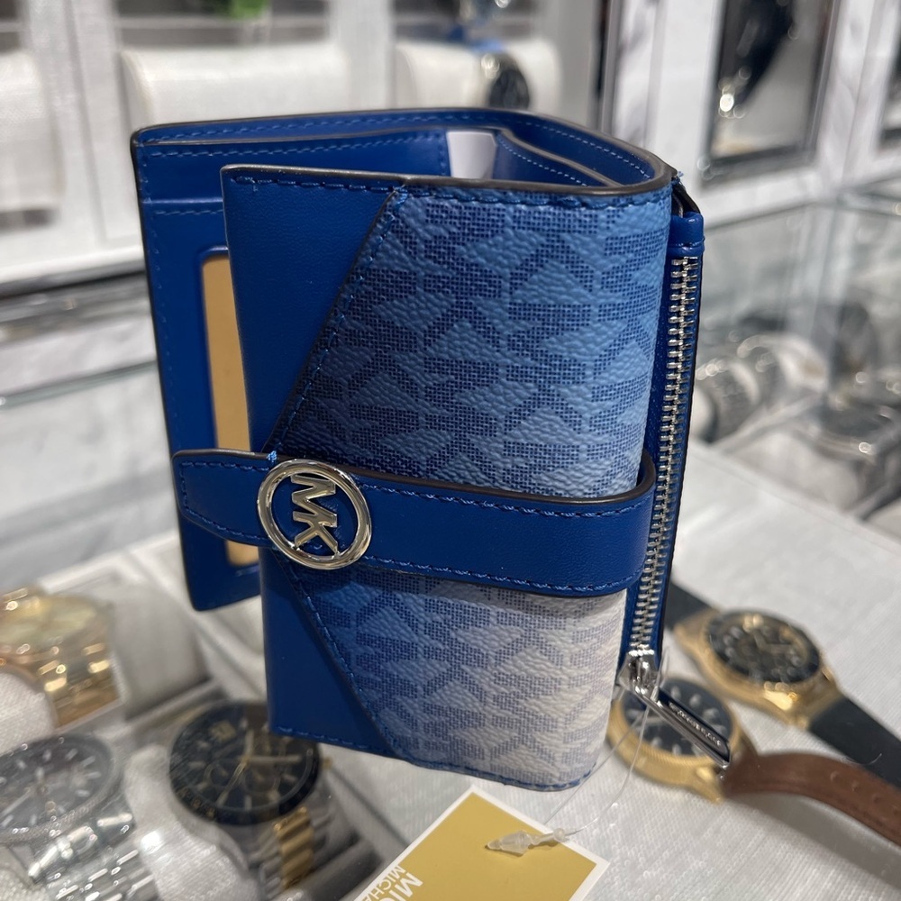 MICHAEL KORS Greenwich Med Ombré Signature Logo Tri-Fold Wallet
Galaxy Blue
NWT - Picture 10 of 16